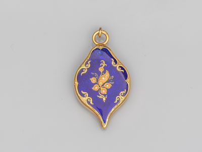 un pendentif bleu et or orné d'un motif floral