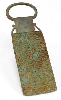 RAPE en bronze soulignée de denticules, la poignée accostée …