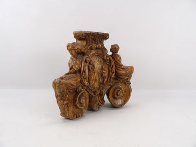 un petit jouet en bois posé sur une table