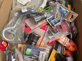 une boîte en carton remplie d'articles assortis dans un magasin