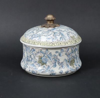 une petite boîte bleue et blanche surmontée d'un oiseau