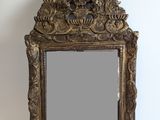 un miroir accroché au mur