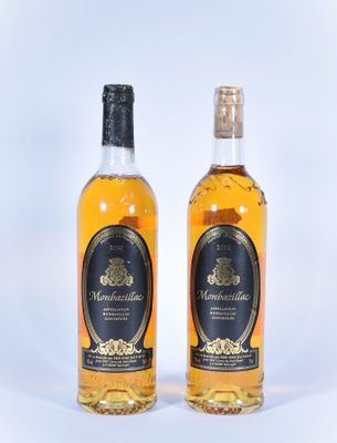 deux bouteilles de whisky posées l'une à côté de l'autre sur une surface blanche