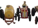 trois petites voitures avec des personnages à l'intérieur, alignées les unes à côté des autres