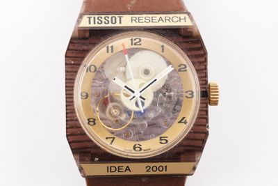 gros plan d'une montre sur une surface blanche