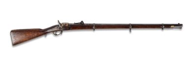 un vieux fusil avec un canon en bois et des garnitures métalliques