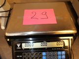un téléphone portable et une calculatrice posés sur un comptoir