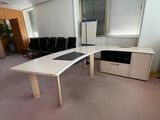 un bureau vide avec un bureau et des chaises à l'intérieur