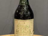 une bouteille de vin posée sur une table