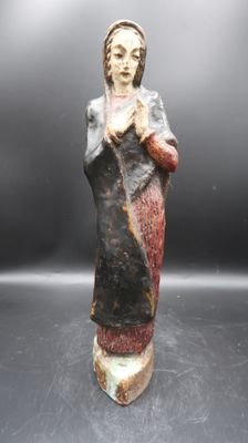 une image représentant une statue d'une femme vêtue d'une robe noire