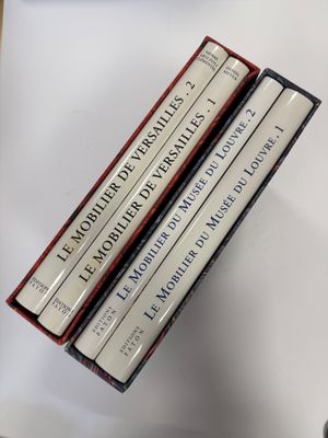 trois livres empilés sur une table