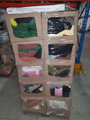 LOT DE  VETEMENTS + CHAUSSURES + PLAIDS + 3 HORLOGES MURALES