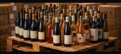 de nombreuses bouteilles de vin posées sur une palette en bois