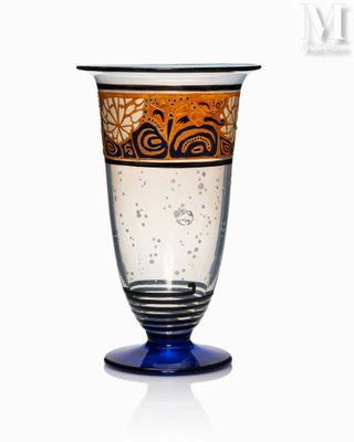 un verre décoré, posé sur une table