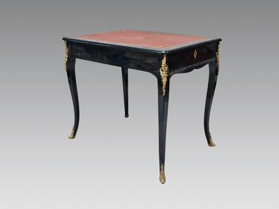 une table noire avec un plateau rouge et des détails dorés