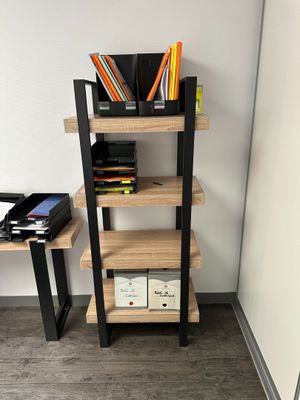un bureau sur lequel se trouvent une bibliothèque et une imprimante
