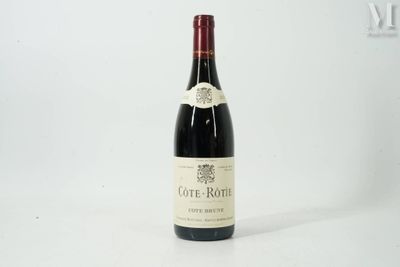 une bouteille de vin posée sur une table