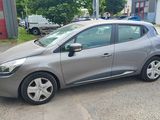 la voiture est garée sur le côté de la route, dans le parking
