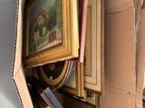 une boîte en carton contenant une image et une autre image