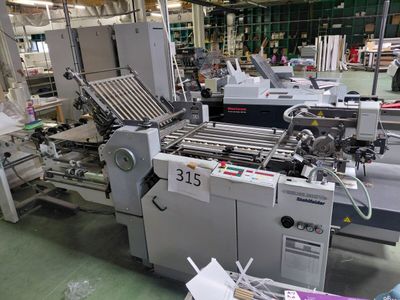 une machine qui traite une feuille de papier dans une usine