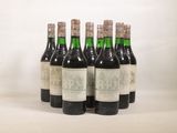 six bouteilles de vin sont alignées sur une surface blanche