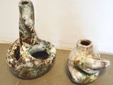 deux vases posés par terre l'un à côté de l'autre