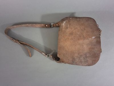 ART DE LA CHASSE. Sac de chasseur en cuir à rabat, pporté ép…