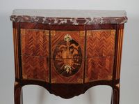 Petite commode à léger ressaut central en bois de placage et… (photo 3)