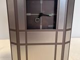 une horloge posée sur une table dans la pièce