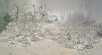 un grand nombre de verres à vin vides posés sur une table