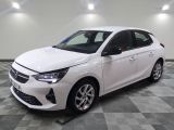 la voiture blanche est garée sur un sol en damier dans le garage