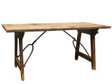 une vieille table en bois avec des pieds en fer, sur fond blanc