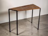 un gros plan d'une table avec un plateau en bois et des pieds en métal