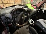 un tableau de bord de voiture avec un volant et une commande de direction