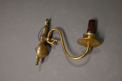 une paire d'appliques murales anciennes en laiton sur fond gris