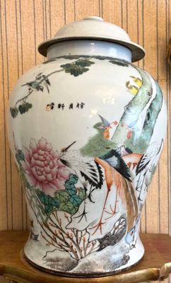un vase posé sur une table
