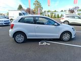 une voiture blanche garée dans un parking