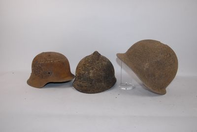 trois casques posés sur une surface blanche