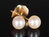 une paire de boucles d'oreilles en perles sur une surface noire