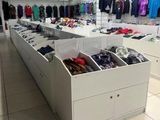 une photo d'une boutique de vêtements où sont exposés de nombreux vêtements
