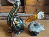 deux figurines représentant un pélican et un pélican en verre