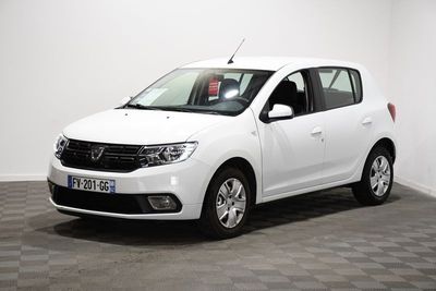 la dacia blanche est garée dans une pièce au sol en damier