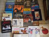 un grand nombre de livres posés sur le sol