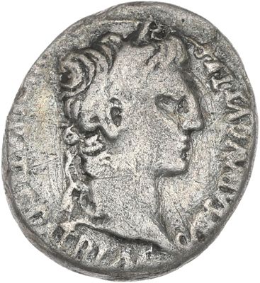 une pièce de monnaie en argent portant un visage de femme