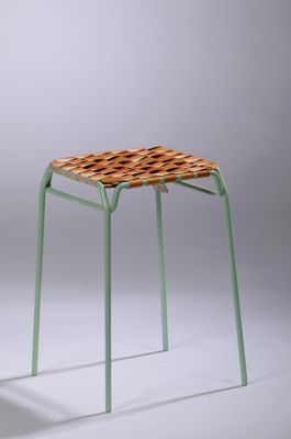 une image représentant un tabouret vert avec une assise tressée
