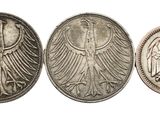 trois pièces d'argent représentant des têtes d'aigle sur fond blanc