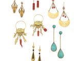 un ensemble de neuf paires de boucles d'oreilles et de pendentifs sur fond blanc