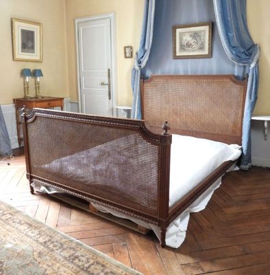 une photo d'une chambre à coucher avec un lit à baldaquin