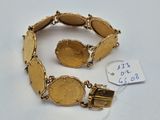 une image représentant un bracelet en or orné d'une pièce de monnaie