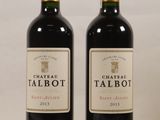 deux bouteilles de vin rouge posées l'une à côté de l'autre sur une table